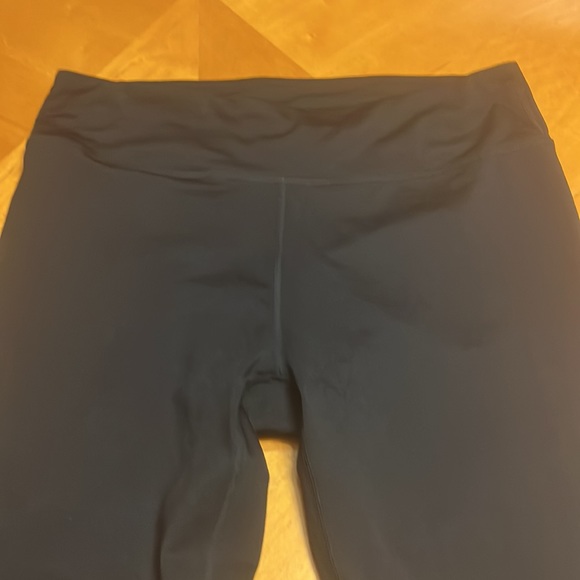 Women’s JustFab Active capri legging black medium exposed hem - Picture 2 of 8